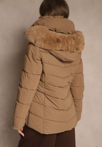 Renee - Brązowa Pikowana Kurtka o Taliowanym Kroju z Kapturem z Futerkiem Olidessa. Okazja: na spacer, na co dzień. Typ kołnierza: kaptur. Kolor: brązowy. Materiał: futro. Styl: casual #4