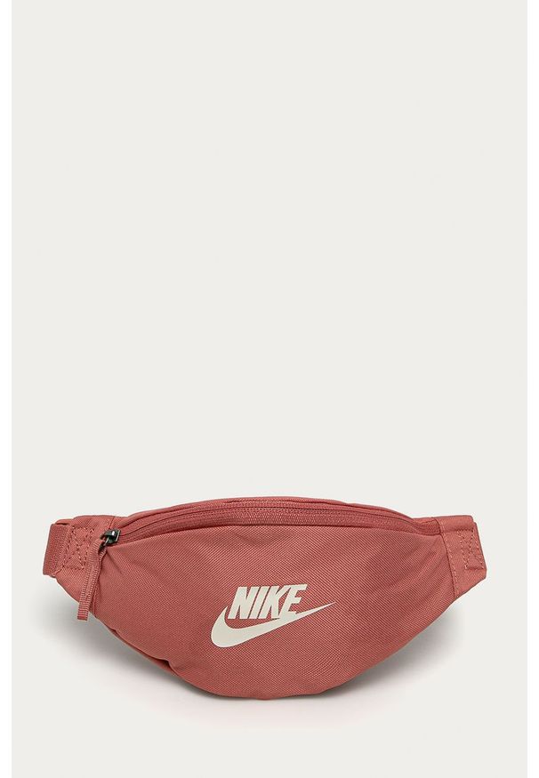 Nike Sportswear - Nerka. Kolor: pomarańczowy. Materiał: poliester, materiał. Wzór: nadruk