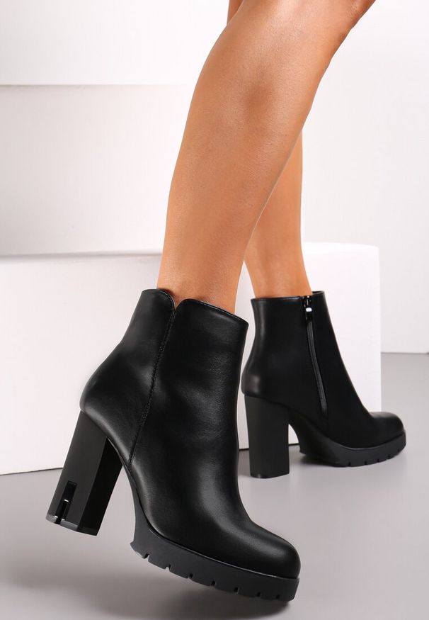 Renee - Czarne Botki na Słupku z Metaliczną Wstawką i Podeszwą z Protektorem Zallen. Nosek buta: okrągły. Zapięcie: zamek. Kolor: czarny. Materiał: materiał. Sezon: jesień, zima. Obcas: na słupku. Wysokość obcasa: średni