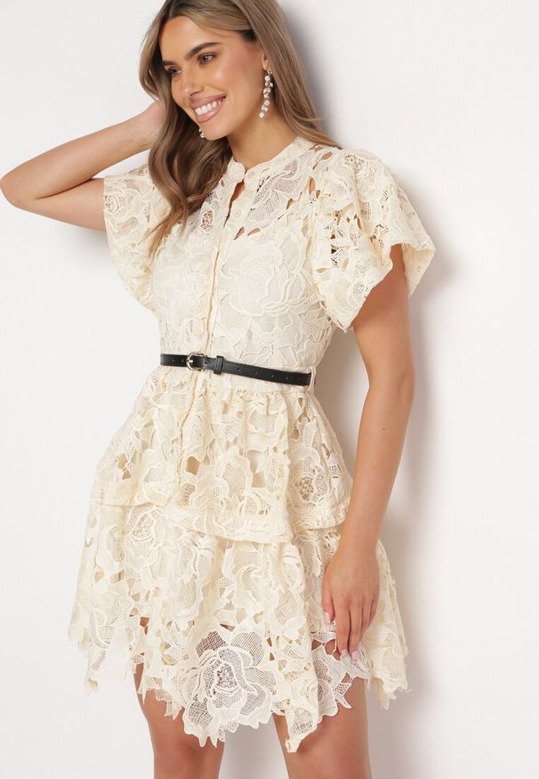 Born2be - Jasnobeżowa Koronkowa Sukienka Koszulowa Mini z Paskiem Nilira. Kolor: beżowy. Materiał: koronka. Typ sukienki: koszulowe. Długość: mini