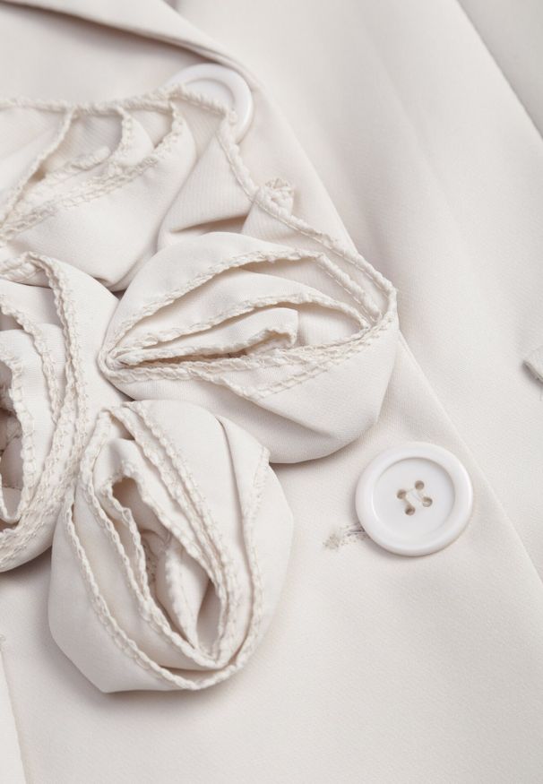 Born2be - Beżowa Marynarka Sukienka Zapinana na Guziki z Kieszeniami i Aplikacją 3D Różyczek Velira. Okazja: na co dzień. Kolor: beżowy. Wzór: aplikacja. Typ sukienki: proste. Styl: elegancki, casual, klasyczny