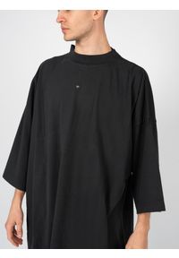 Yeezy Gap Engineered by Balenciaga - Yeezy Gap Engineered By Balenciaga T-Shirt "Logo" | 719614 TMVQ2 | Mężczyzna | Czarny. Kolor: czarny. Materiał: bawełna. Wzór: nadruk