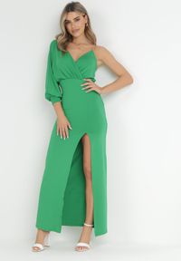 Born2be - Zielona Asymetryczna Sukienka Maxi na Jedno Ramię z Łańcuszkiem Przy Ramieniu Kesilli. Kolor: zielony. Typ sukienki: asymetryczne. Długość: maxi
