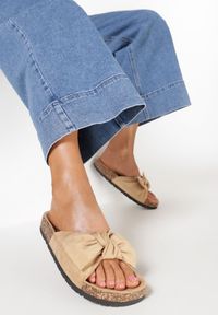 Born2be - Ciemnobeżowe Klapki Nesariye. Kolor: beżowy. Wzór: aplikacja #1