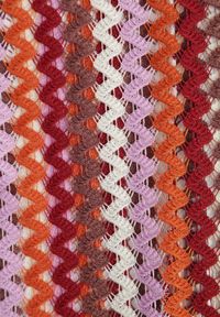 Renee - Bordowa Sukienka Dopasowana w Stylu Boho z Plecionego Materiału w Paski Nasehle. Okazja: na co dzień, na plażę. Kolor: czerwony. Materiał: materiał. Długość rękawa: długi rękaw. Wzór: paski. Typ sukienki: dopasowane. Styl: boho #8