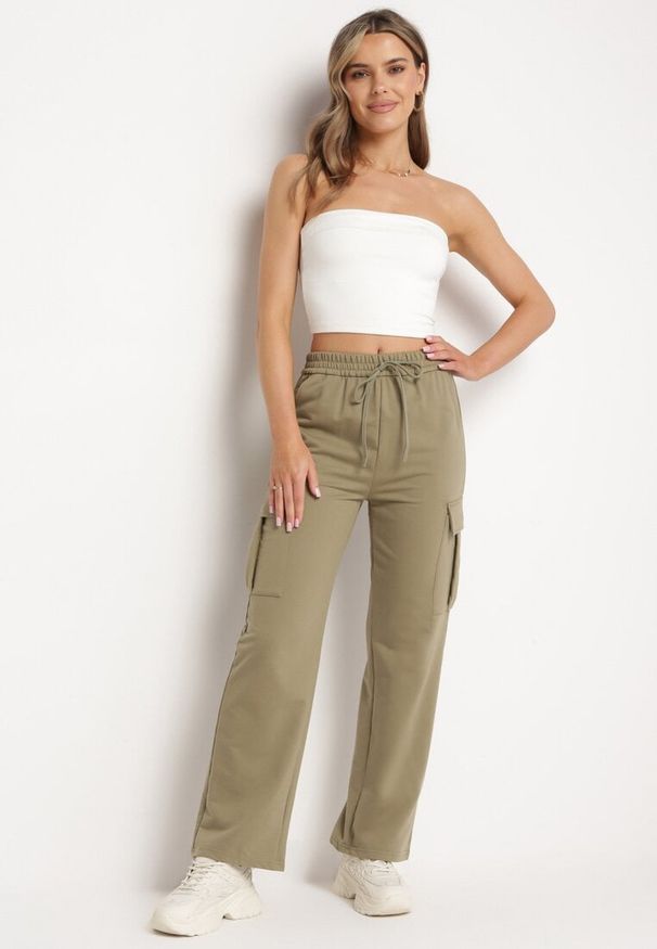 Born2be - Zielone Bawełniane Spodnie z Gumką w Pasie i Kieszeniami Typu Cargo Kalanielle. Okazja: na co dzień. Kolor: zielony. Materiał: bawełna. Styl: elegancki, casual