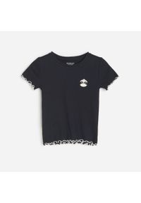 Reserved - Bawełniany t-shirt z aplikacją - Czarny. Kolor: czarny. Materiał: bawełna. Wzór: aplikacja #1