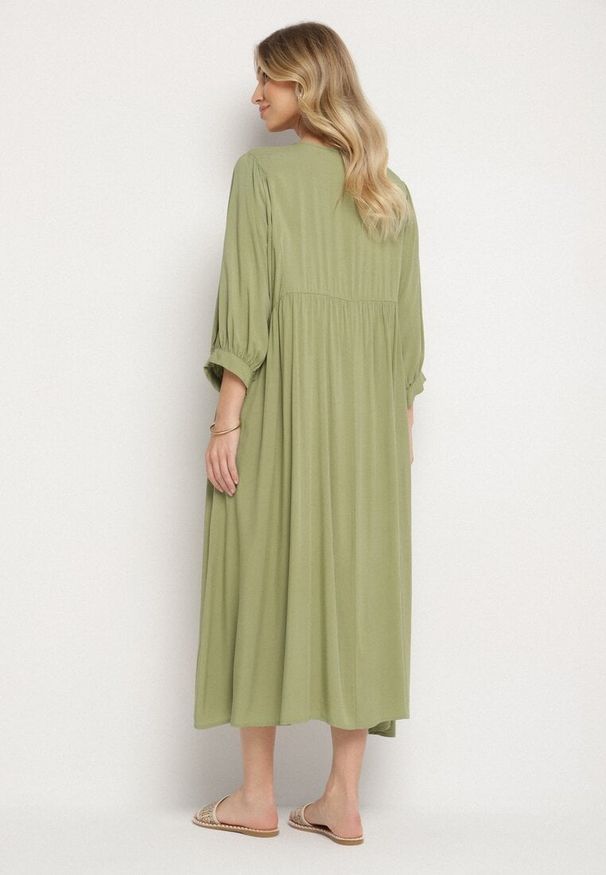 Born2be - Zielona Rozkloszowana Sukienka z Wiskozy z Wiązaniem przy Dekolcie Tilania. Okazja: na co dzień. Kolor: zielony. Materiał: wiskoza. Styl: casual