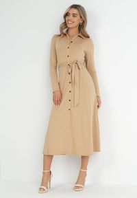 Born2be - Beżowa Sukienka Maxi o Koszulowym Fasonie z Wiązaniem mZynlee. Okazja: na co dzień. Kolor: beżowy. Materiał: wiskoza, dzianina. Typ sukienki: koszulowe. Styl: casual, elegancki, klasyczny. Długość: maxi #1