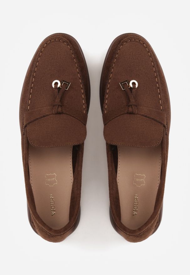 Renee - Brązowe Mokasyny VICES Casualowe ze Skórzaną Wkładką i Metalowymi Ozdobami Dinsmore. Okazja: na co dzień. Nosek buta: okrągły. Kolor: brązowy. Materiał: skóra. Wzór: aplikacja. Obcas: na obcasie. Styl: casual. Wysokość obcasa: niski