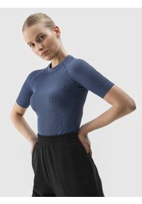 4f - 4F T-shirt slim bezszwowy gładki damski - granatowy M/L. Okazja: na co dzień. Kolor: niebieski. Materiał: skóra, elastan, dzianina, prążkowany, materiał, syntetyk. Długość rękawa: krótki rękaw. Długość: krótkie. Wzór: gładki. Sezon: lato. Styl: sportowy, wizytowy, casual