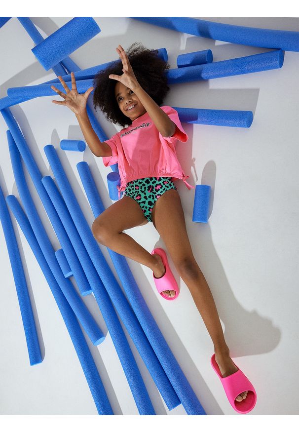 4F JUNIOR - Kostium kąpielowy jednoczęściowy dziewczęcy. Kolor: wielokolorowy. Materiał: dzianina, materiał. Wzór: kolorowy, nadruk