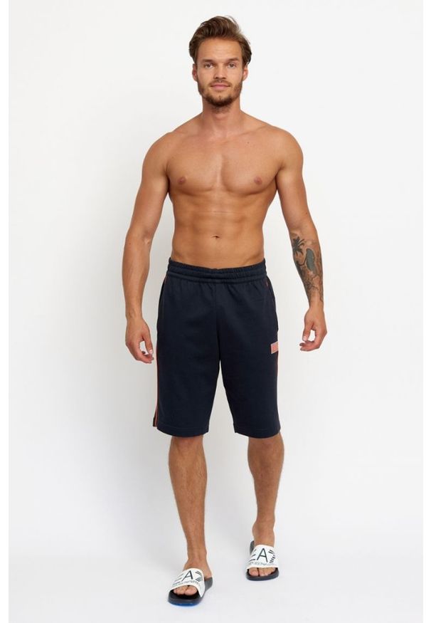 EA7 Emporio Armani - EA7 Granatowe szorty bawełniane z pomarańczowymi lampasami. Kolor: niebieski. Materiał: bawełna. Wzór: nadruk, aplikacja