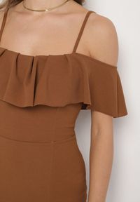 Born2be - Brązowa Sukienka z Odkrytymi Ramionami i Rozcięciem Zdobiona Falbanką Maranitia. Okazja: na imprezę. Kolor: brązowy. Długość rękawa: na ramiączkach. Wzór: aplikacja. Typ sukienki: z odkrytymi ramionami. Styl: elegancki #4