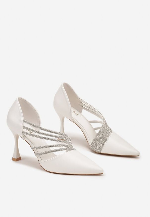 Born2be - Białe Eleganckie Szpilki z Cyrkoniowymi Paskami Ettara. Okazja: na co dzień, na imprezę, na spotkanie biznesowe. Zapięcie: pasek. Kolor: biały. Obcas: na szpilce. Styl: elegancki. Wysokość obcasa: średni
