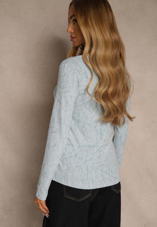 Renee - Niebieska Bluzka Longsleeve Ozdobiona Geometrycznym Motywem Uninessa. Okazja: na co dzień. Kolor: niebieski. Materiał: jeans. Długość rękawa: długi rękaw. Wzór: geometria, aplikacja. Styl: casual