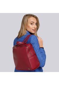 Wittchen - Damski plecak o kwadratowym fasonie. Kolor: czerwony. Materiał: skóra ekologiczna. Wzór: paski. Styl: elegancki #2