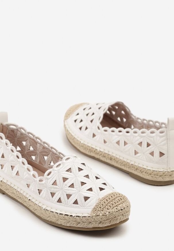 Renee - Białe Ażurowe Espadryle Ozdobione Plecionką Meranovia. Okazja: na co dzień. Kolor: biały. Wzór: ażurowy, aplikacja. Sezon: lato. Styl: casual