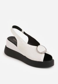 Born2be - Białe Sandały VICES na Koturnie Zdobione Perforacją i Okrągłą Aplikacją Melolle. Okazja: do pracy, na co dzień. Nosek buta: okrągły. Kolor: biały. Wzór: aplikacja. Obcas: na koturnie. Styl: elegancki, casual #3