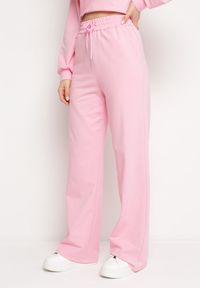 Born2be - Różowe Bawełniane Spodnie Dresowe z Szerokimi Nogawkami Alfira. Kolor: różowy. Materiał: bawełna, dresówka #1