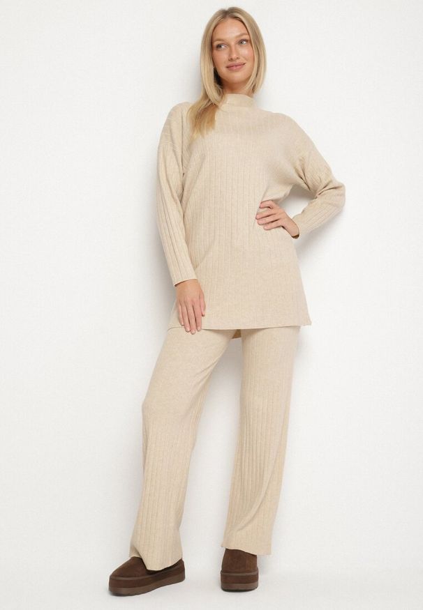 Born2be - Beżowy Dzianinowy Komplet z Bawełną Długi Sweter i Szerokie Spodnie z Tłoczeniem Otida. Kolor: beżowy. Materiał: dzianina, bawełna