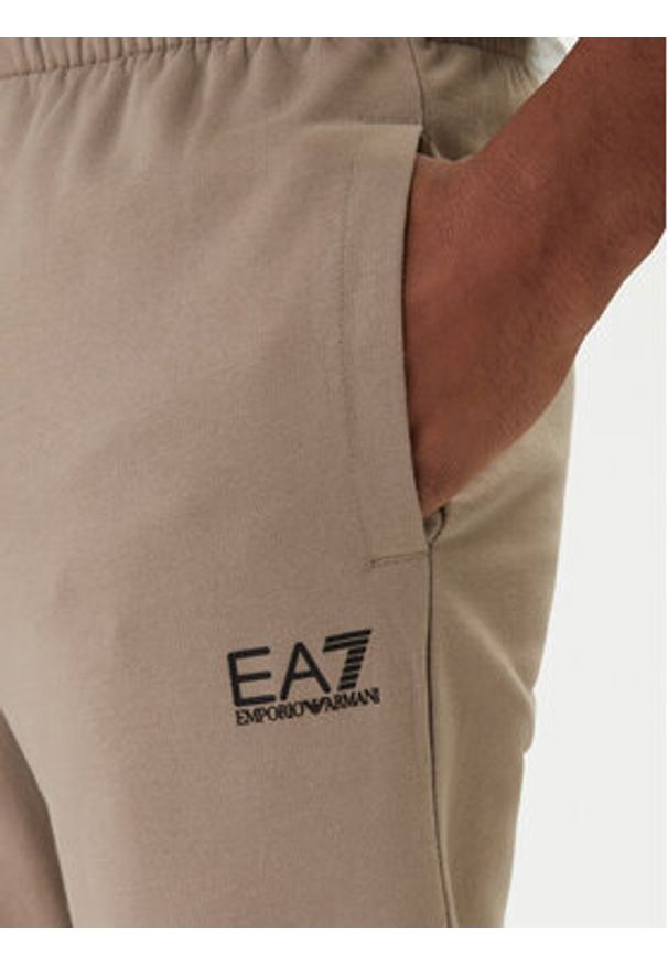 EA7 Emporio Armani Dres 8NPV60 PJVRZ Beżowy Regular Fit. Kolor: beżowy. Materiał: bawełna