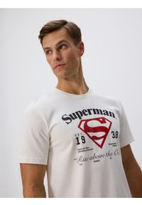 Reserved - Bawełniany t-shirt regular fit SUPERMAN™ - złamana biel. Materiał: bawełna. Wzór: motyw z bajki