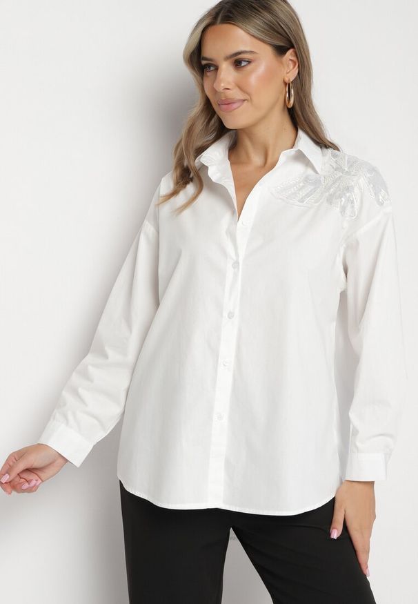 Born2be - Biała Bawełniana Koszula Ozdobiona Naszywką z Perełkami i Cekinami Merisaura. Okazja: na co dzień. Typ kołnierza: kołnierzyk klasyczny. Kolor: biały. Materiał: bawełna. Długość rękawa: długi rękaw. Długość: długie. Wzór: aplikacja. Styl: casual, klasyczny