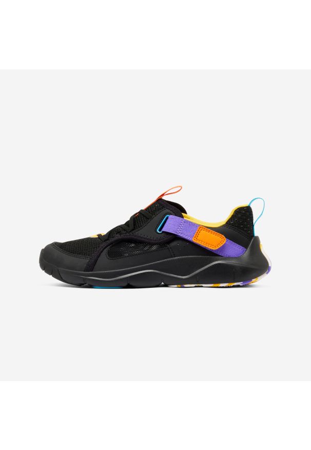 Buty sportowe dla dzieci Decathlon Playful Summer. Okazja: na uczelnię. Zapięcie: rzepy. Kolor: czarny. Materiał: tkanina, kauczuk. Szerokość cholewki: normalna. Sport: turystyka piesza