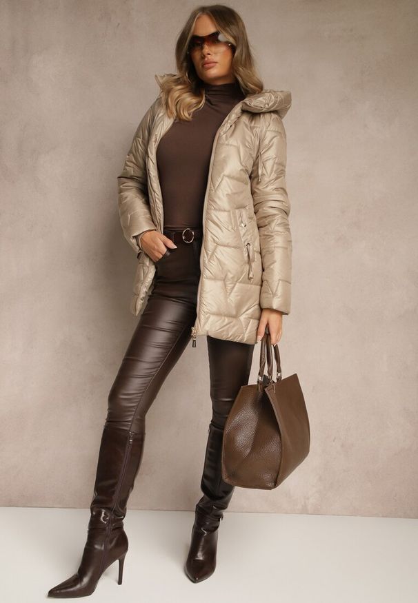 Renee - Beżowa Przejściowa Kurtka z Pikowanymi Przeszyciami Kapturem i Suwakami Taranessa. Okazja: na imprezę, na co dzień. Kolor: beżowy. Materiał: jeans, dzianina. Styl: elegancki, casual, klasyczny