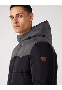 Wrangler - WRANGLER PUFFER JACKET MĘSKA KURTKA ZIMOWA Z KAPTUREM CIEPŁA BLACK W40AWU100. Typ kołnierza: kaptur. Sezon: zima