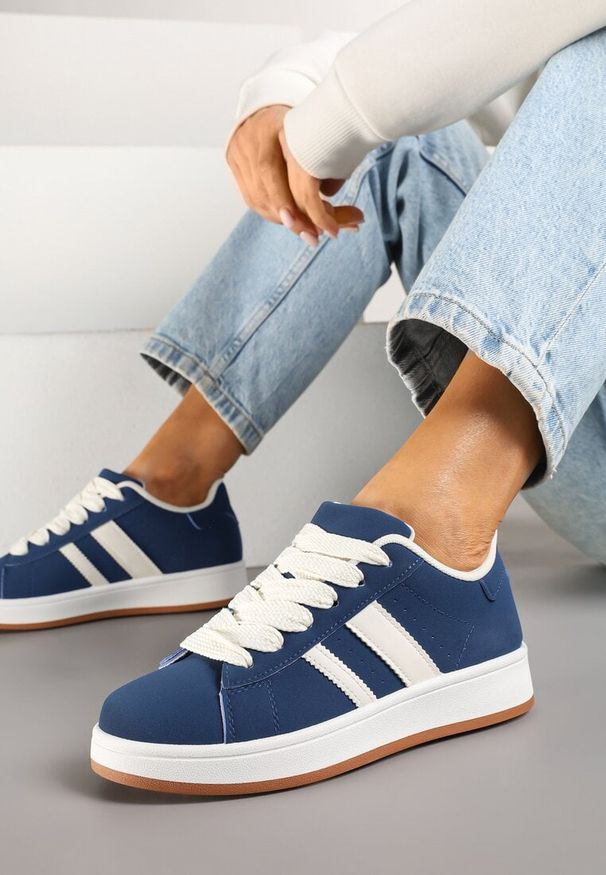 Born2be - Granatowe Sneakersy z Ozdobnymi Naszywkami z Boku Galdexis. Okazja: na co dzień, na spacer. Kolor: niebieski. Wzór: aplikacja. Sport: turystyka piesza