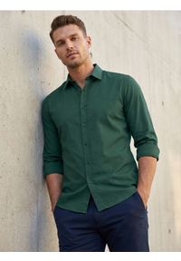 Sinsay - Gładka koszula basic - zielony. Kolor: zielony. Wzór: gładki #1