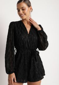 Born2be - Czarny Kombinezon o Kopertowym Kroju Zdobiony Błyszczącą Nitką i Wiązany w Pasie Venvina. Kolor: czarny. Materiał: skóra. Wzór: aplikacja. Styl: elegancki #1