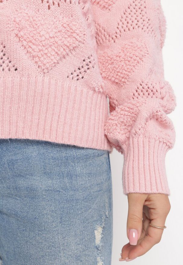 Born2be - Różowy Sweter w Serca o Klasycznym Fasonie ze Ściągaczami Biriet. Kolor: różowy. Materiał: wełna, bawełna. Styl: klasyczny