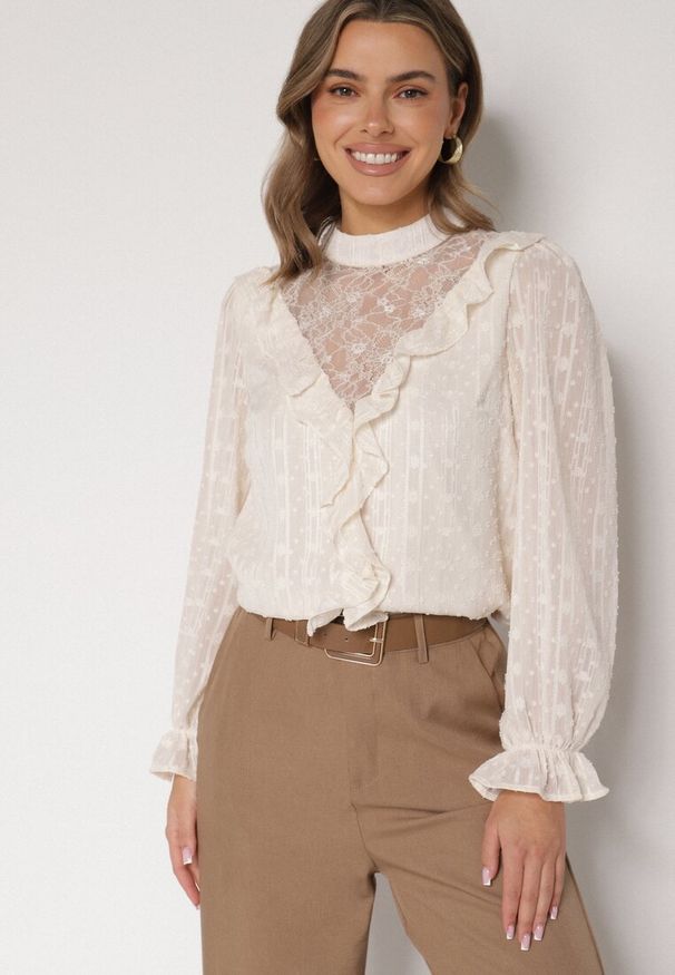 Born2be - Beżowa Bluzka Zdobiona Koronką Falbankami i Metaliczną Nicią Feralea. Okazja: do pracy, na co dzień, na spotkanie biznesowe. Typ kołnierza: kołnierz z falbankami. Kolor: beżowy. Materiał: koronka. Wzór: aplikacja, koronka. Styl: elegancki, biznesowy, casual