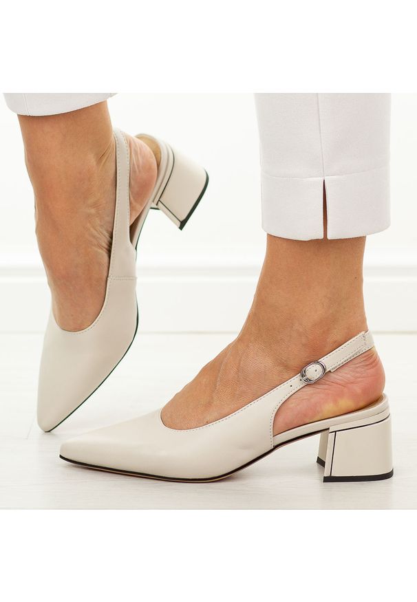 Skórzane Wt czółenka damskie Cambell 98335. Okazja: na spotkanie biznesowe. Kolor: biały. Materiał: skóra. Szerokość cholewki: normalna. Sezon: wiosna, lato. Obcas: na obcasie. Styl: wizytowy, klasyczny, biznesowy, elegancki. Wysokość obcasa: średni