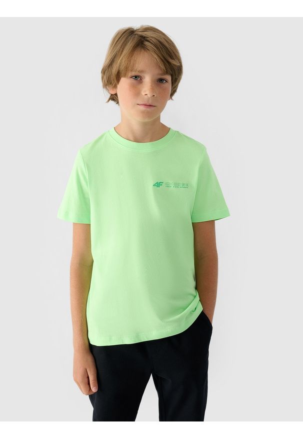 4f - 4F T-shirt regular z nadrukiem chłopięcy - zielony 140 (9-10 lat). Okazja: na co dzień. Kolor: zielony. Materiał: bawełna, dzianina, jersey. Długość rękawa: krótki rękaw. Długość: krótkie. Wzór: napisy, gładki, ze splotem. Sezon: lato. Styl: klasyczny, casual, sportowy