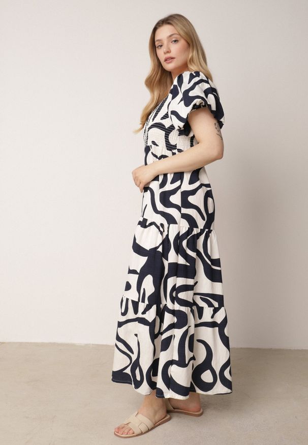 Born2be - Granatowa Wiskozowa Sukienka z Bufiastymi Rękawami w Abstrakcyjny Wzór Tibee. Okazja: na co dzień. Kolor: niebieski. Materiał: wiskoza. Wzór: nadruk. Typ sukienki: proste. Styl: elegancki, wakacyjny, casual