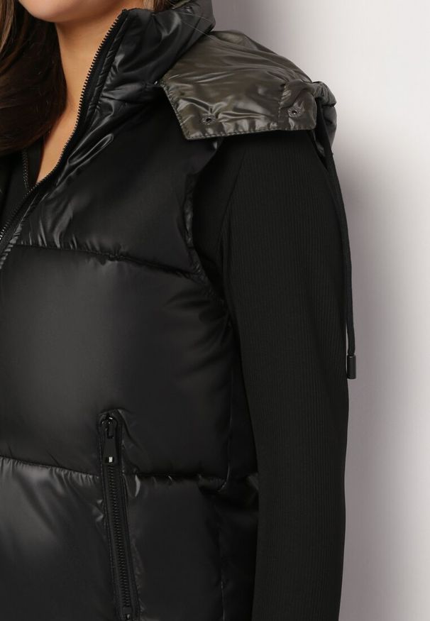 Born2be - Czarna Pikowana Kamizelka z Odpinanym Kapturem Winncea. Okazja: na co dzień. Kolor: czarny. Materiał: jeans. Styl: casual