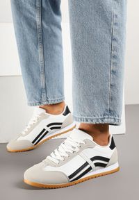 Renee - Białe Sneakersy Typu Klasyczne Tenisówki Zdobione Przeszyciami Zardiva. Kolor: biały. Materiał: jeans. Szerokość cholewki: normalna. Wzór: aplikacja. Obcas: na płaskiej podeszwie #3