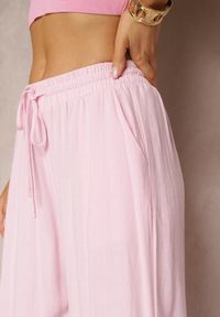 Renee - Różowe Szerokie Spodnie z Wiskozy z Dodatkiem Lnu Delsira. Okazja: na co dzień. Stan: podwyższony. Kolekcja: plus size. Kolor: różowy. Materiał: len, wiskoza. Długość: długie. Styl: elegancki, casual