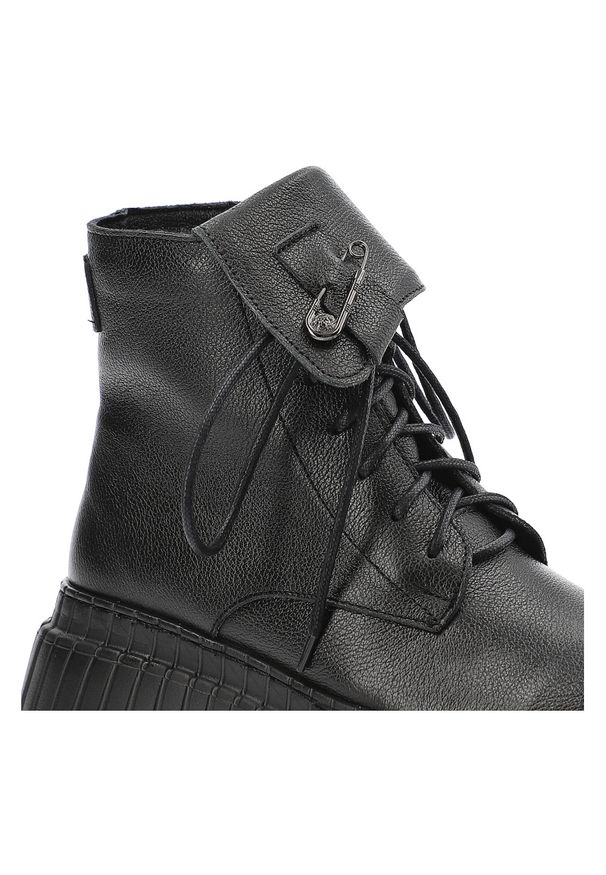 Czarne Botki Armodo Eleganckie Obuwie Damskie Z Broszką. Okazja: na co dzień. Zapięcie: klamry. Kolor: czarny. Materiał: skóra. Szerokość cholewki: normalna. Styl: elegancki