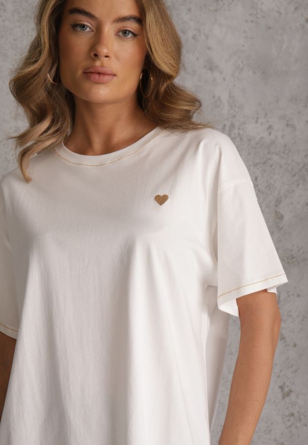 Renee - Biały T-shirt z Bawełny z Motywem Serca i Łańcuszkiem Carilnessa. Okazja: na co dzień. Kolekcja: plus size. Kolor: biały. Materiał: bawełna. Styl: casual, klasyczny