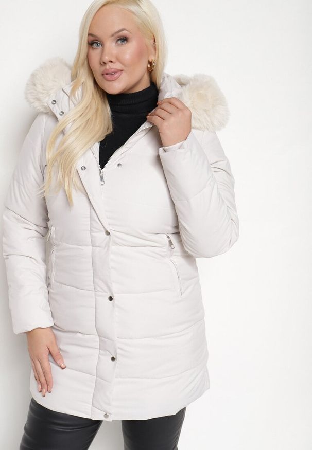 Born2be - Biała Pikowana Kurtka Zimowa o Prostym Kroju z Kapturem z Futrem Zinnielle. Okazja: na co dzień, na spacer. Typ kołnierza: kaptur. Kolekcja: plus size. Kolor: biały. Materiał: futro. Wzór: aplikacja. Sezon: zima. Styl: casual, elegancki