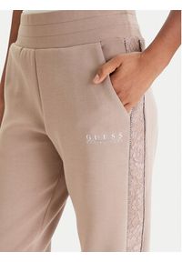 Guess Spodnie dresowe W6RB45 KBYE2 Beżowy Regular Fit. Kolor: beżowy. Materiał: syntetyk #3