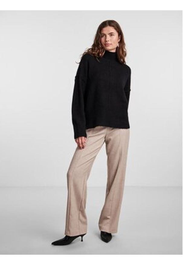 YAS Golf 26030703 Czarny Loose Fit. Typ kołnierza: golf. Kolor: czarny. Materiał: syntetyk