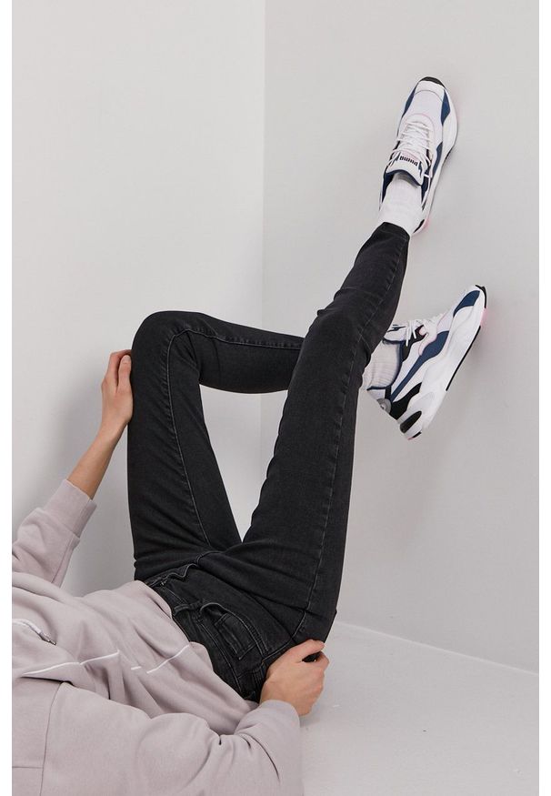 Vero Moda Jeansy damskie medium waist. Kolor: czarny