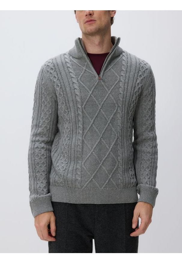 Reserved - Golf z warkoczowym splotem - szary. Typ kołnierza: golf. Kolor: szary. Materiał: dzianina, bawełna. Wzór: ze splotem