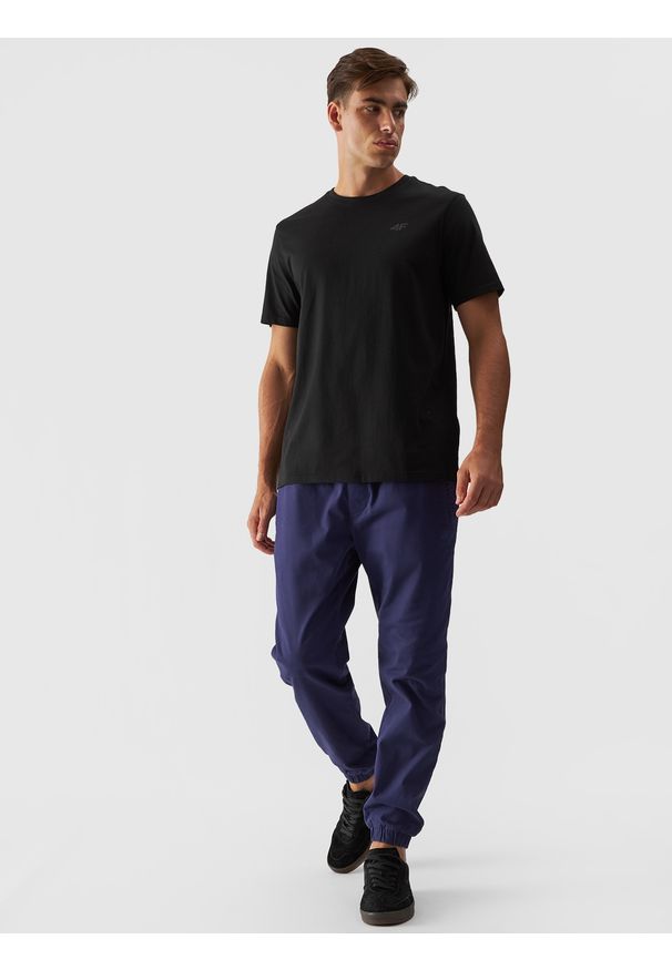 4f - 4F Spodnie casual joggery męskie - granatowe XXL. Okazja: na co dzień. Kolor: niebieski. Materiał: bawełna, materiał, tkanina, elastan. Wzór: jednolity. Styl: casual